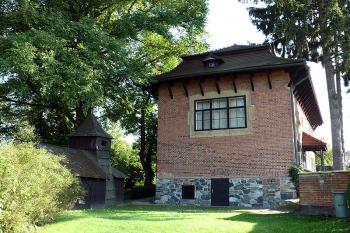 Bílkův dům ze zahrady (vlevo kostelík) (© Jiří Cukr, 09/2008)