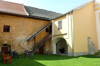 Nádvoří zámku s opravenou sakristií kostela (© Jiří Cukr, 08/2009)