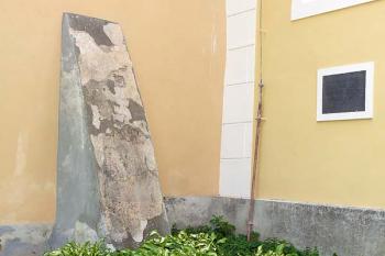 Podpěrák, kašnička a pamětní deska upomínající na stavbu věže (© Jiří Cukr, 08/2009)