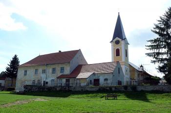 Kostel a budova olešnického zámku (© Jiří Cukr, 08/2009)