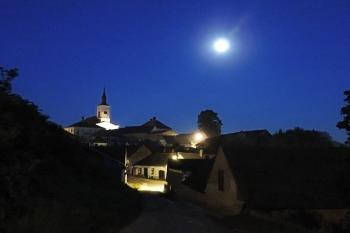 noční Strmilov s dominantou kostela ( © Jan P. Štěpánek 08/2014)