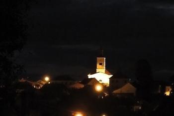noční Strmilov s dominantou kostela ( © Jan P. Štěpánek 08/2014)
