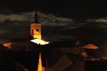 noční Strmilov s dominantou kostela ( © Jan P. Štěpánek 08/2014)