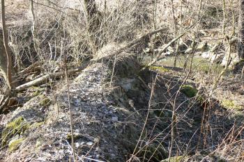 Trosky vyzděného náhonu mlýna (© Prudký Martin, 2/2012)