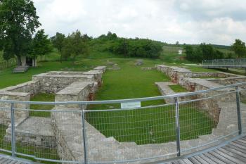 pohled na pozůstatky kostela z vyhlídkové plošiny (© David Hamza, 05/2010)