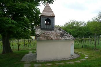 kaple v areálu - boční pohled (© David Hamza, 05/2010)