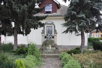 Pomník padlým z I. světové války východně od kostela ( © Ivan Grisa 09/2009)