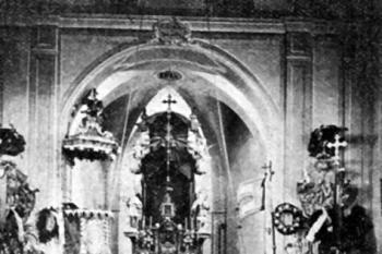 interiér kostela na počátku 20. století (© Antonín Podlaha: Posvátná místa království Českého; Díl 4., Vikariáty: Kolínský a Rokycanský, Dědictví sv. Jana Nepomuckého, Praha 1910)