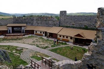 prodej suvenýrů  na nádvoří (© Luděk Vláčil, 05/2014)