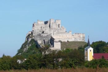 celkový pohled na hrad Beckov od jihu ( © Jan P. Štěpánek 09/2009)