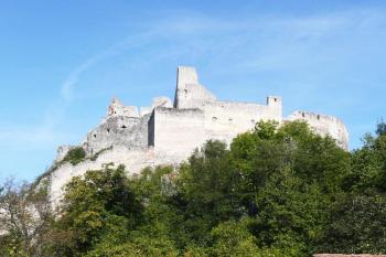 pohled od jihu, z přístupové cesty z vesnice na hrad ( © Jan P. Štěpánek 09/2009)