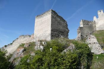 dovnitř otevřená věž opevnění předhradí a přístupu do hradu ( © Jan P. Štěpánek 09/2009)