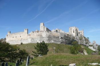 celkový pohled na hrad od jihovýchodu ( © Jan P. Štěpánek 09/2009)