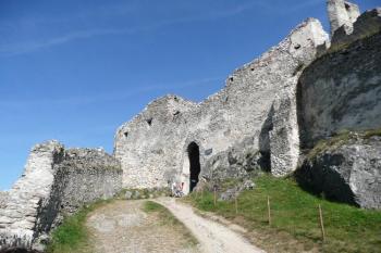 úzké opevnění přístupové cesty od jihu z podhradí vystavěné Matúšem Čákem  ( © Jan P. Štěpánek 09/2009)