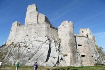 čelo jádra hradu od jihovýchodu z předhradí (dolního hradu) ( © Jan P. Štěpánek 09/2009)