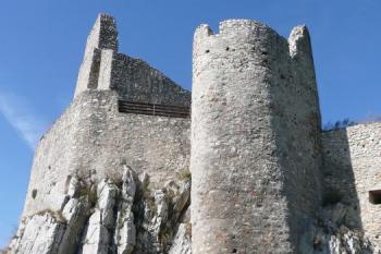 oválná hmota štíhlé východní bašty postavená Ctiborem ze Stibořic ( © Jan P. Štěpánek 09/2009)