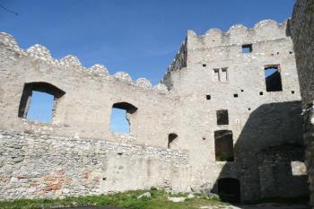 nádvorní průčelí severního paláce ( © Jan P. Štěpánek 09/2009)