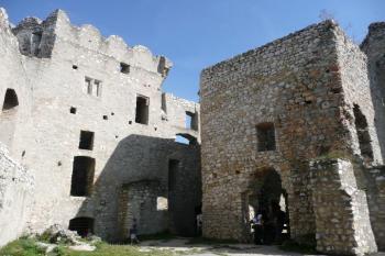 pohled na nádvorní frontu severního paláce (vlevo) a hradní kaple (vpravo) ( © Jan P. Štěpánek 09/2009)