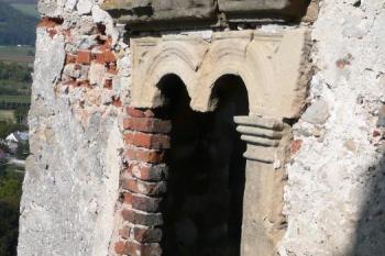 detail ostění okna v západní baště jádra hradu ( © Jan P. Štěpánek 09/2009)