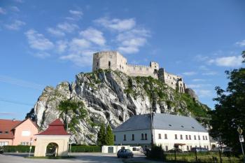 pohled na jádro hradu Beckova z návsi ( © Jan P. Štěpánek 06/2010)