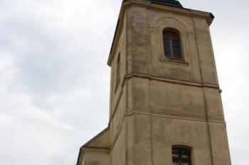 Kostel od západu, vlevo sakristie vzniklá z předrománského kostelíka ( © Ivan Grisa 09/2009)