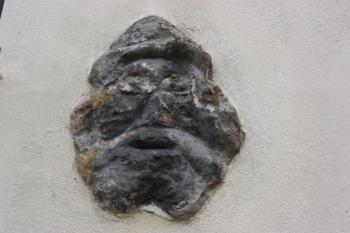 Klenební konsola zazděná druhotně v jižní zdi lodi ( © Ivan Grisa 09/2009)