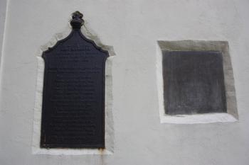 Litinový a kamenný háhrobek ve východní stěně presbytáře ( © Ivan Grisa 09/2009)