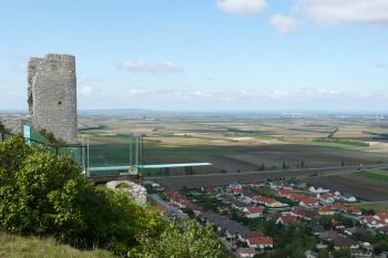 skokanský můstek - nezvyklá dekorace uprostřed ruin (© David Hamza, 09/2009)