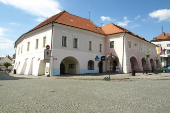 radnice a dům čp. 25 ( © Milan Caha 09/2009)