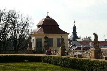 zahradní altán (© Alena Volná, 04/2011)