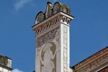 detail sgrafity zdobeného komínu (© Jan P. Štěpánek 05/2014)