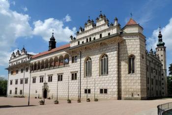 zámek z nádvoří zámeckého areálu (© Jan P. Štěpánek 05/2014)