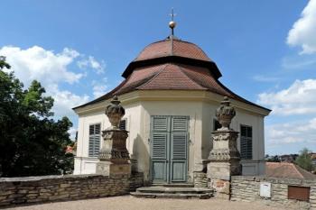 nárožní zahradní gloriet (© Jan P. Štěpánek 05/2014)