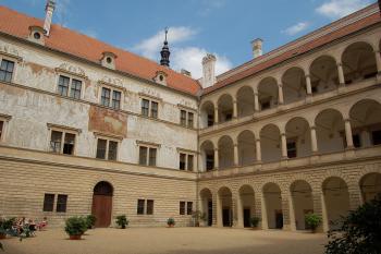 Nádvoří zámku (© Rodochrozit        , 08/2014)