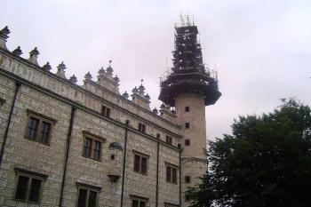 Nárožní věž s opravovanou střechou (© Dalibor Král, 09/2005)