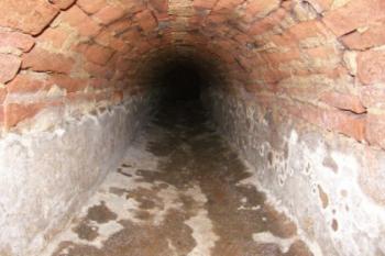 středověká kanalizace pod zámkem (© Daniela Fantová, 09/2007)