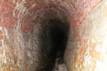středověká kanalizace pod zámkem (© Daniela Fantová, 09/2007)