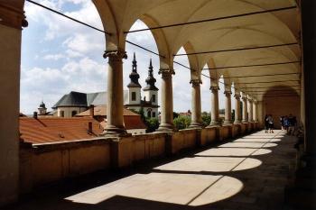 Zámecké arkády, v pozadí kostel Nalezení sv. Kříže  (© Jiří Cukr, 08/2003)