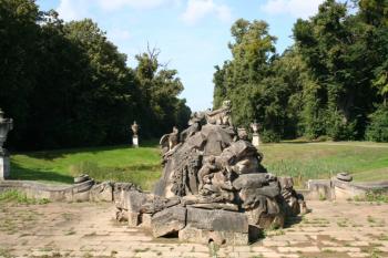 Fontána západně pod zámečkem  ( © Ivan Grisa 08/2007)