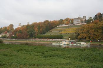 Lingnerschloss z protějšího břehu Labe ( © Ivan Grisa 10/2007)