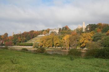 Tzv. labské zámky z protějšího břehu Labe: Eckberg zcela vpravo ( © Ivan Grisa 10/2007)