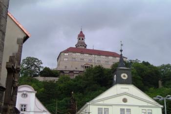 Pohled na zámek z náměstí (© Dalibor Král, 08/2004)