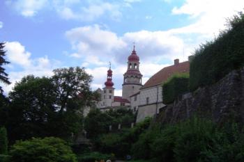 Pohled na zámek ze zámecké záhrady (© Dalibor Král, 08/2004)