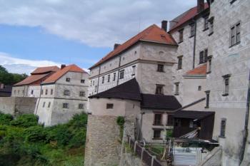 Pohled na zámecké budovy z terasy, přiléhající k paláci (© Dalibor Král, 08/2004)