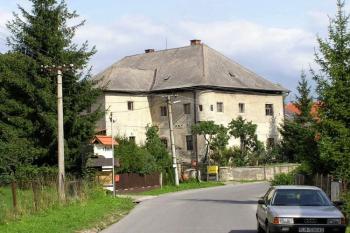 celkový phled na kaštieľ Nyárovců od jihu ( © Jan P. Štěpánek 08/2006)