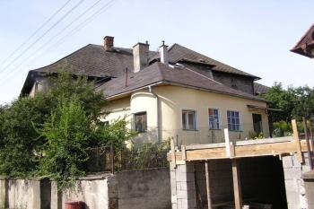 uliční fronta zámku od severovýchodu s novou přístavbou ( © Jan P. Štěpánek 08/2006)