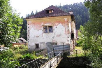 západní fronta zámku v pohledu přes potok Štiavnica ( © Jan P. Štěpánek 08/2006)
