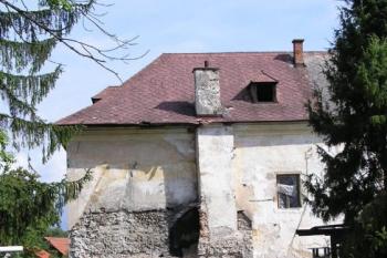 západní část jižní fronty zámku s přistavěným výrazným komínem ( © Jan P. Štěpánek 08/2006)
