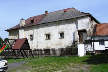 celkový pohled na jižní, nádvorní frontu zámku od jihovýchodu ( © Jan P. Štěpánek 08/2006)