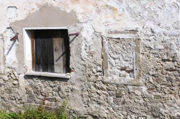 druhotně zazděné okno v přízemí, po němž zbyly kamenné ostění ( © Jan P. Štěpánek 08/2006)